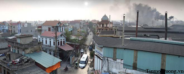 Mọi[-]ngõ,[-]phố[-]đều[-]ngổn[-]ngang[-]than[-]củi,[-]giấy[-]vụn[-]từ[-]khắp[-]mọi[-]nơi[-]tập[-]kết[-]về[-]là[-]những[-]thứ[-]để[-]Người[-]ta[-]nhớ,[-]sợ[-]và[-]ớn[-]lạnh[-]mỗi[-]khi[-]nhớ[-]về[-]Phong[-]Khê.